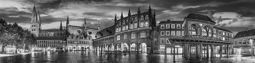 Marktplatz der Hansestadt Lübeck in schwarzweiß von Manfred Voss, Schwarz-weiss Fotografie