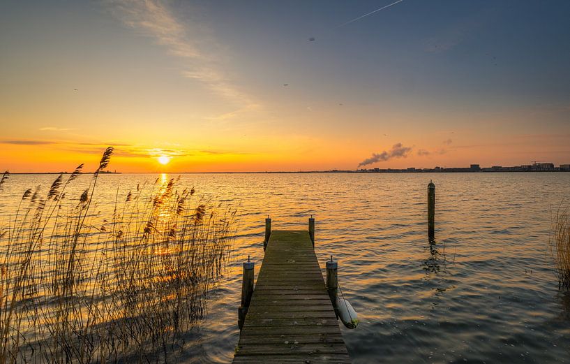 Steg am Durgerdammerdijk mit Sonnenaufgang 2 von peterheinspictures