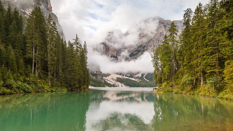Pragser Wildsee in den Dolomiten. von Menno Schaefer