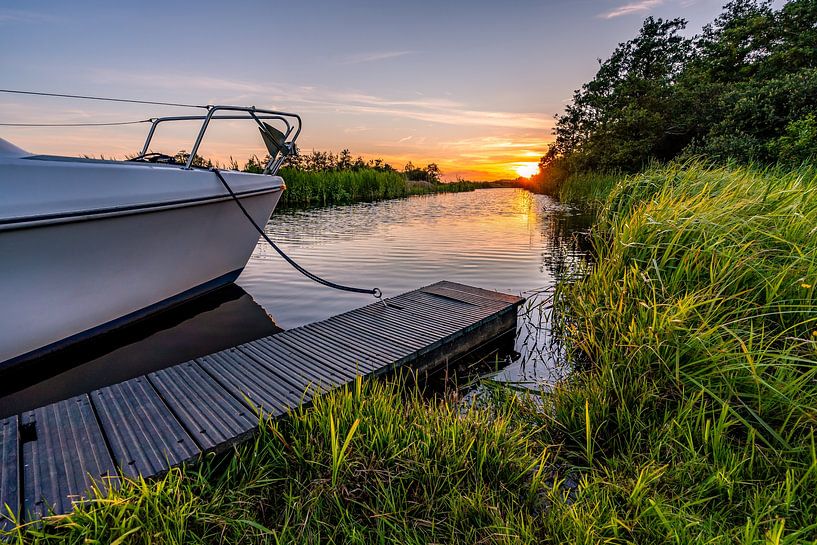 Setting sun at docked boat by Dafne Vos