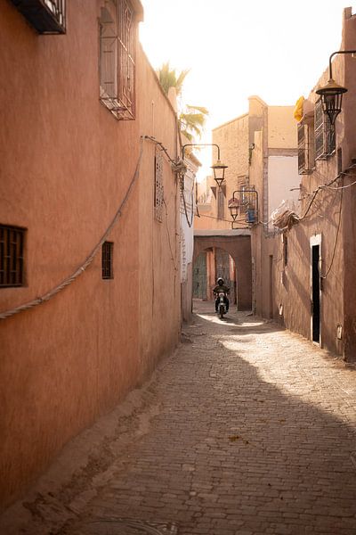 Moped in den Terrakottaschattierungen von Marrakesch am Morgen von Teun Janssen