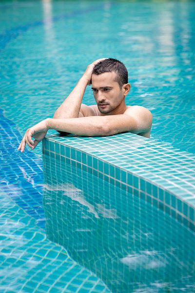 Bel homme dans une piscine par Steven World Traveller