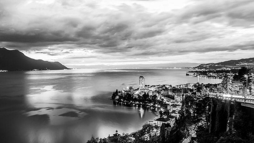 Montreux am Genfersee am Abend - monochrom von Werner Dieterich