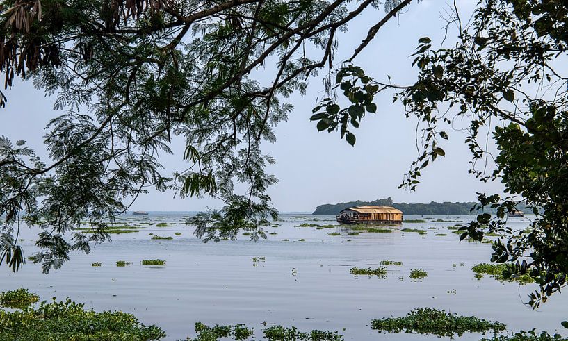 Woonboot in India. van Floyd Angenent