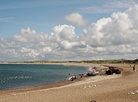 Strand, wolken, water en meeuwen.
