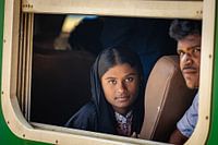 Une fille regarde par la fenêtre