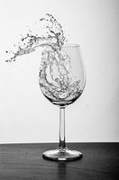 De l'eau sauvage dans un verre