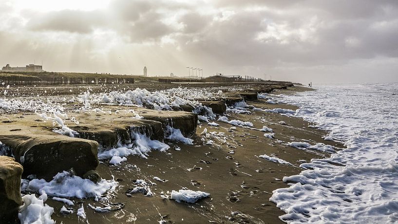 Storm op het strand by Dirk van Egmond