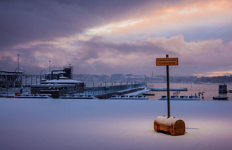Winterhafen im Morgenlicht – gelbes Schild &amp; verschneiter Kai | minimalistische nordische Küstenkuns von Toaster Studio – Kreative Fotografie