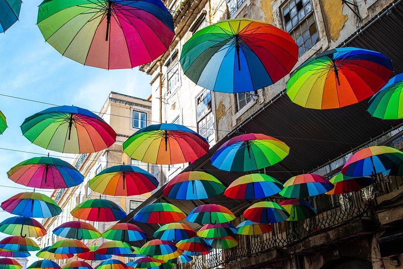 Parapluies suspendus avec arc-en-ciel à Lisbonne par Roosmarijn Jongstra