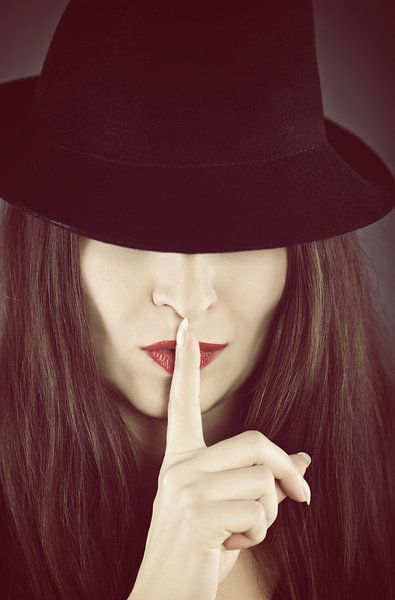 Elegante Frau mit schwarzem Hut von Bo Valentino