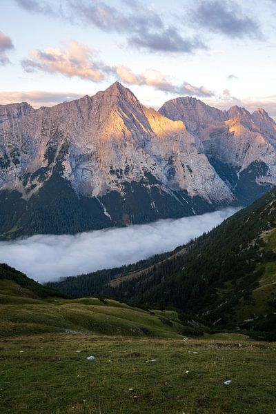 Berg Hohe Wand zum Sonnenaufgang mit Nebel im Tal von Daniel Pahmeier