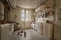 Lost Place  - rotes Dreirad