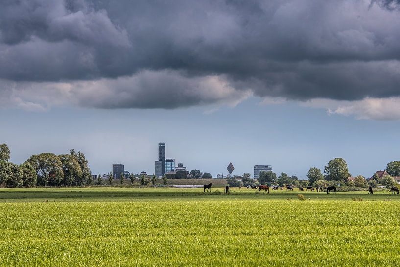 Skyline de Leeuwarden avec une couverture nuageuse menaçante par Harrie Muis