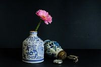 Nature morte bleu de Delft avec fleur