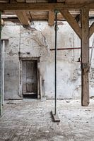 Ruine mit alten Mauern und Holzbalken