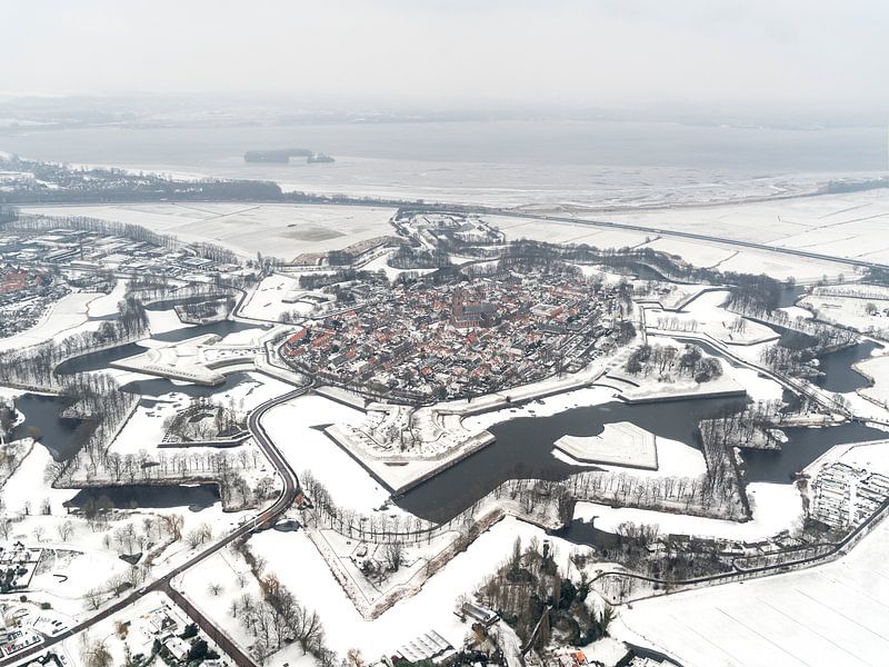 Photo aérienne de la forteresse de Naarden dans la neige par aerovista luchtfotografie