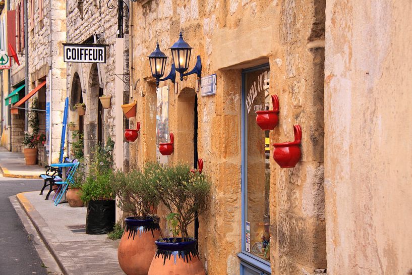 Gemütliche französische Straße im Dorf von Bobsphotography