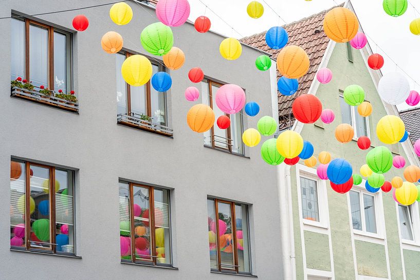 des lampions multicolores pour le début de l'été à Kempten en Allgäu par Leo Schindzielorz