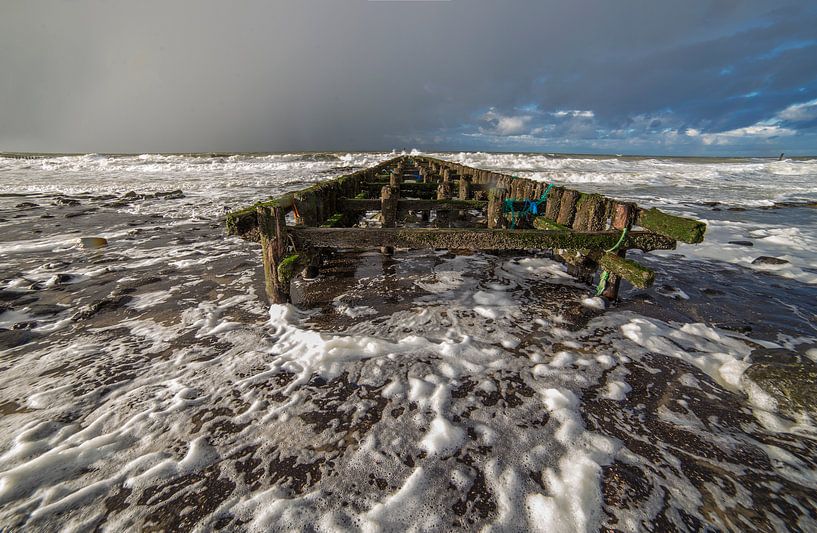 Golven aan de kust tijdens een winterse bui par Marcel Klootwijk