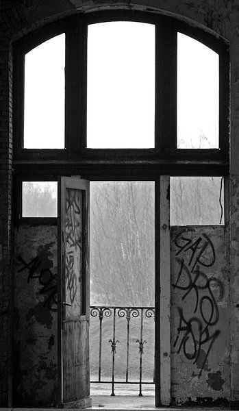 Door oude deuren by Ursula Cocheret de la Morinière