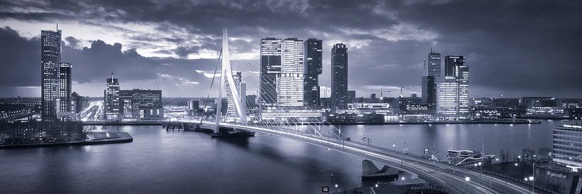Skyline Rotterdam pont Erasmus - Bleu nuit par Vincent Fennis