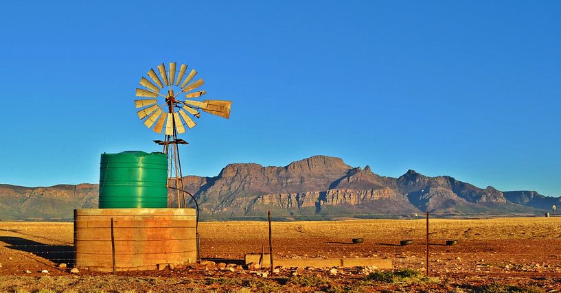 Windrad Wasserpumpe und Berge von Werner Lehmann