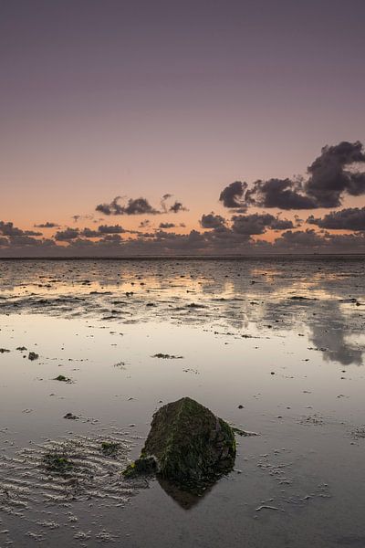 Een eenzame basaltblok op het Wad bij zonsondergang von Harry Kors