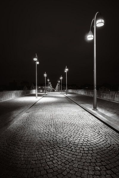 Maastricht - Sankt-Servatius-Brücke - launisch schwarz-weiß III von Teun Ruijters