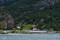 Petites îles et maisons au bord du Lysefjord