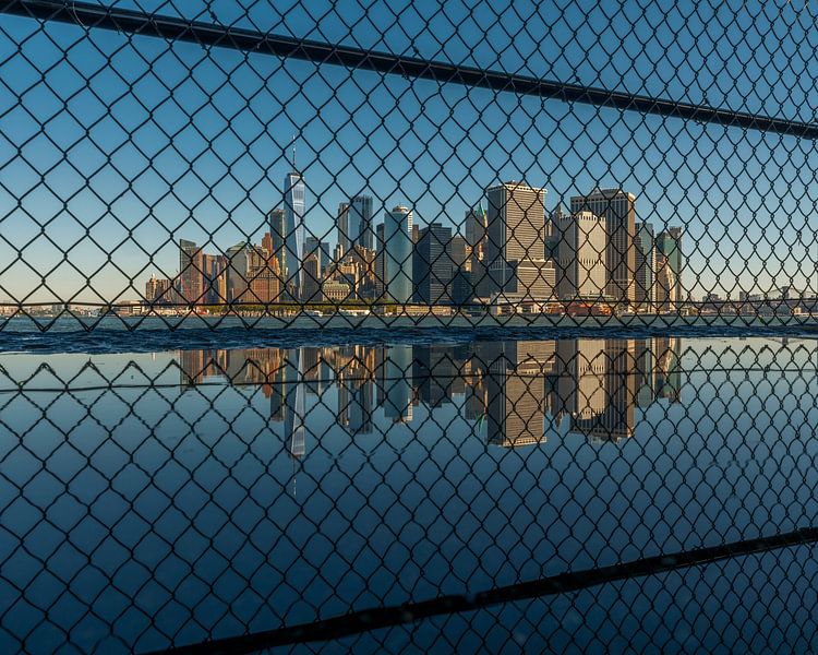 Manhattan - Miroir et clôture par Teun Ruijters