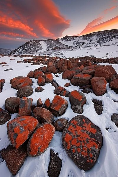 Paysage de montagne enneigée à couper le souffle avec des roches rouges par Art & Soul Creations