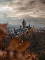 Schloss mit dramatischem Herbsthimmel