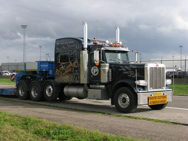 Peterbilt Truck by Rafael Delaedt