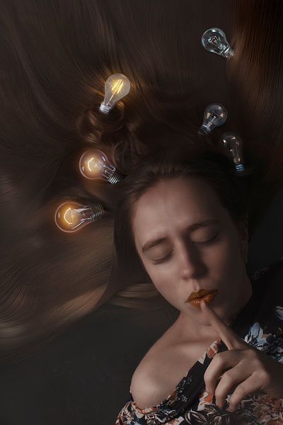 Einzigartige Ideen von neurodiversen Menschen - Frau mit Glühbirnen in ihr | Inspirierende Kunst von Elianne van Turennout