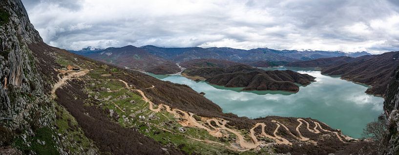 Bovilla-See und Gamti-Berge von Werner Lerooy