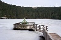 Vereister Mummelsee im Winter im Schwarzwald