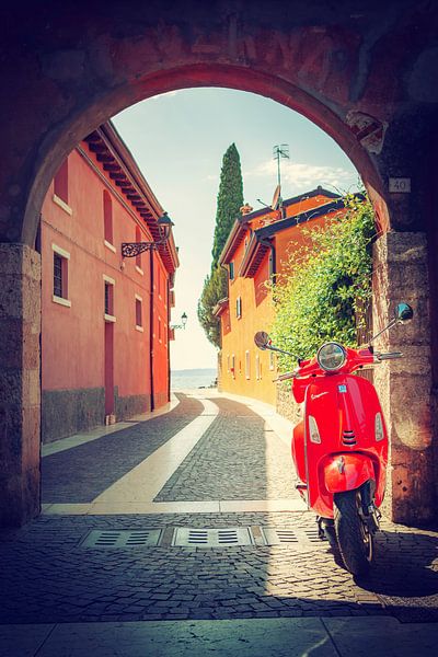 Vespa in einer italienischen Einfahrt von Leo van Valkenburg