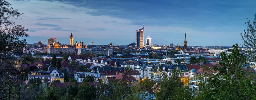 Panorama de Leipzig City Skyline à l'heure bleue du soir par Frank Herrmann