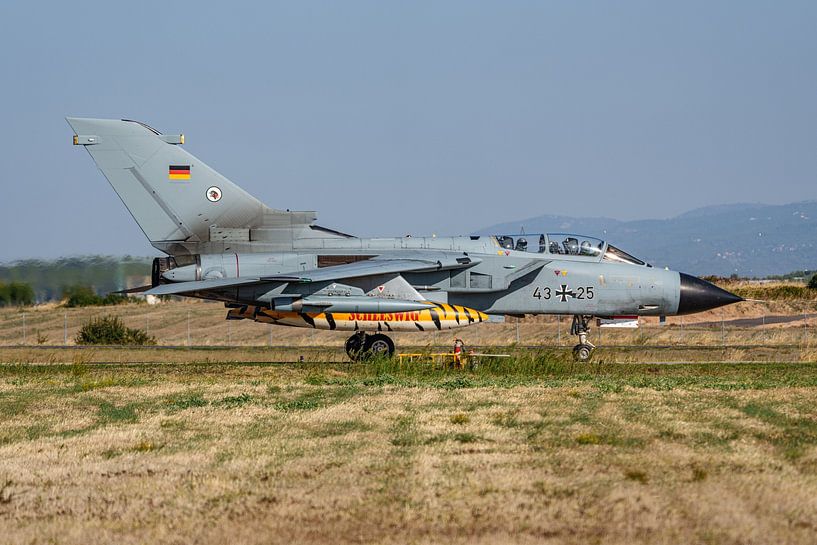 Ein deutscher Panavia Tornado ist in Tanagra gelandet. von Jaap van den Berg