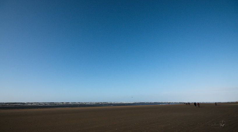Op het strand 1 by Erik Reijnders