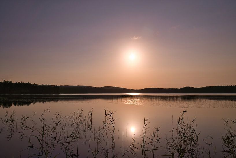 Coucher de soleil sur un lac en Suède par Martin Köbsch