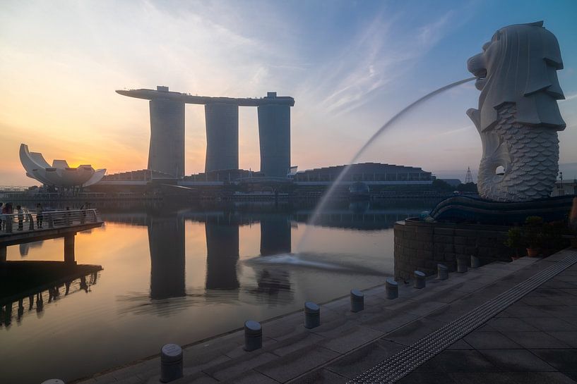 Sonnenaufgang an der Marina Bay in Singapur mit Blick auf den ikonischen Merlion und das Hotel von Kim Willems
