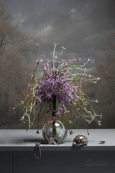 Blühende Zwiebel Kugel im Nagelball von Willy Sengers
