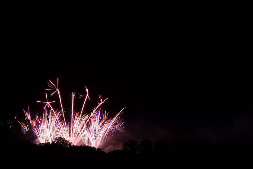 Buntes Feuerwerk in Rot, Blau, Grün von adventure-photos