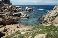 Uitzicht op zee en rotsfragmenten