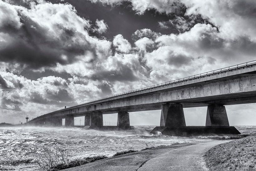 Die Ketelbrug, die Ost-Flevoland mit dem Noordoostpolder in den Niederlanden verbindet, bei einem sc von Sjoerd van der Wal Fotografie