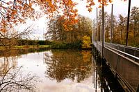 Pont sur l'eau avec accent sur l'eau