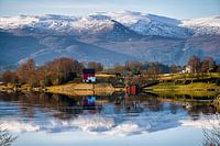 Schöne Landschaft auf Dimnøya mit den Sunnmøre-Alpen im Hintergrund