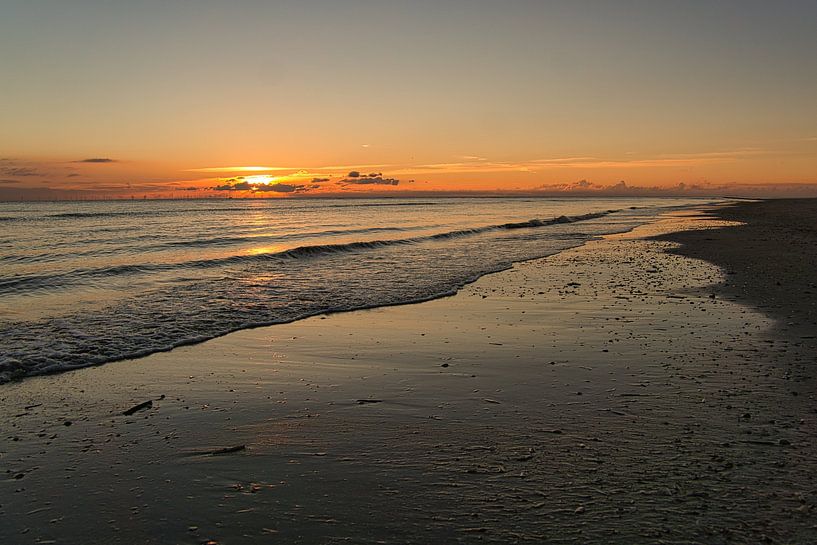 Sur la plage de Blåvand au coucher du soleil sur la mer par Martin Köbsch